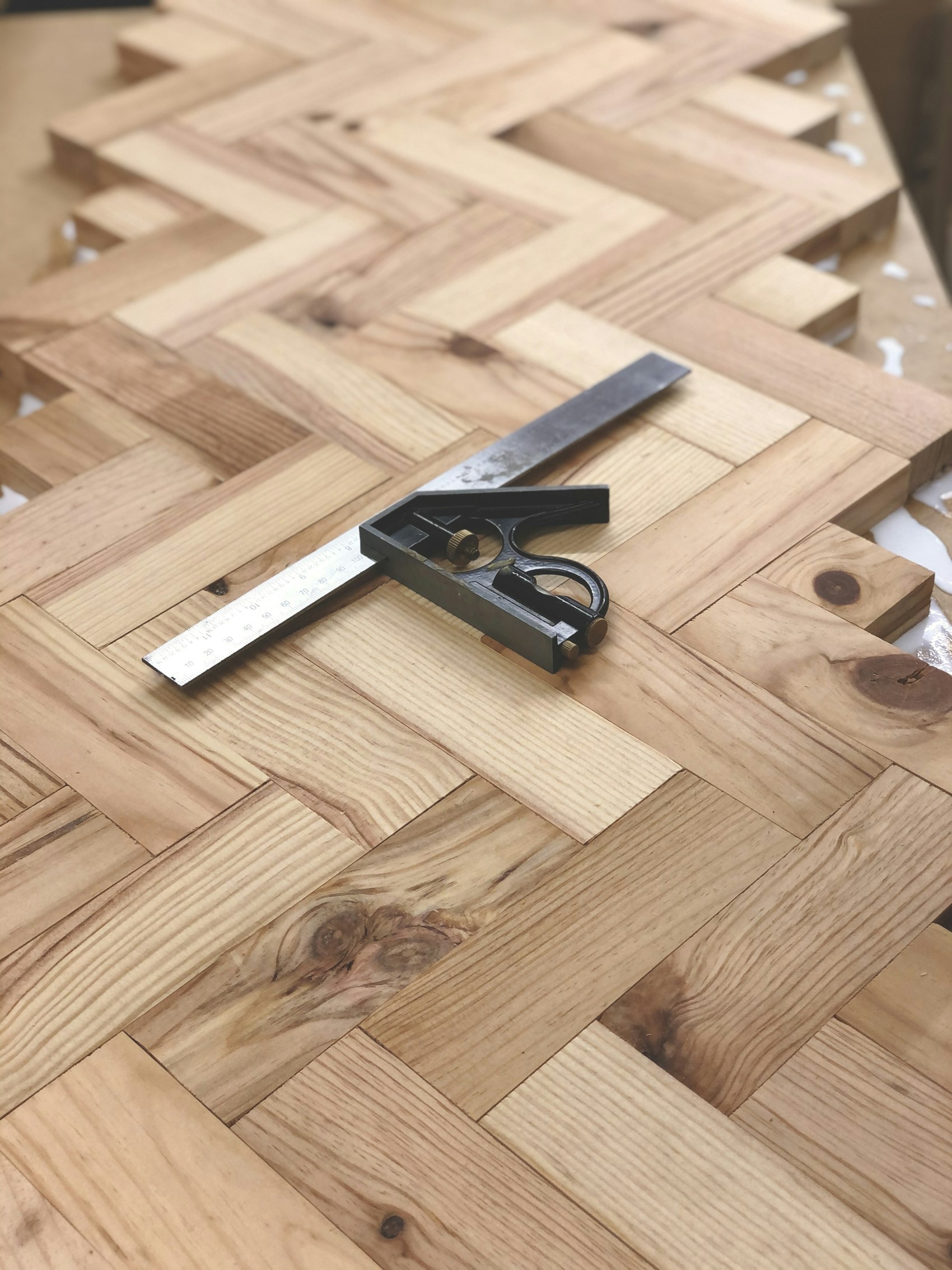 Pose soignée d'un parquet à bâtons rompus