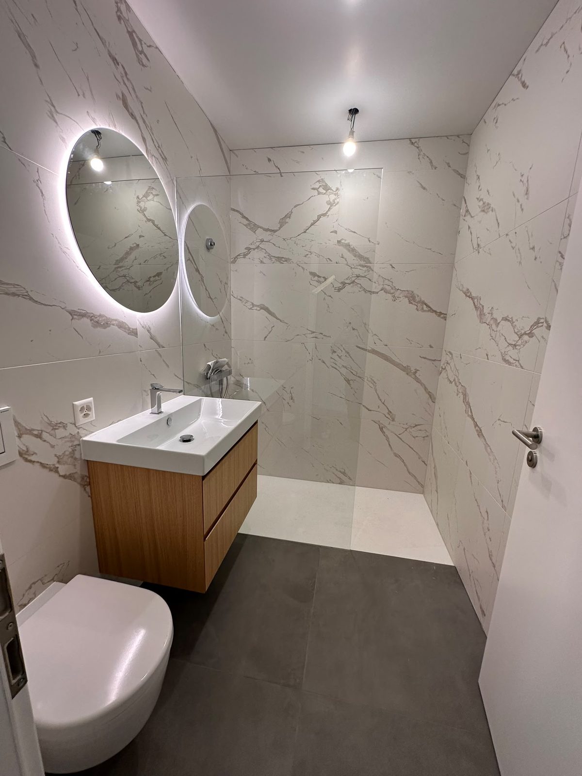 Salle de bain marbre & chêne